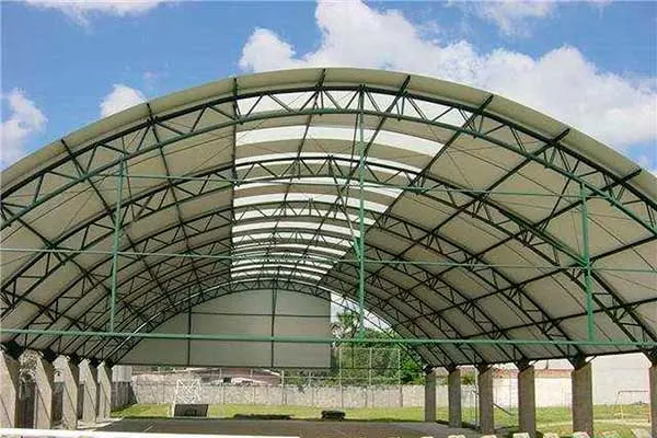 Como é feita a instalação de uma cobertura metálica em arco
